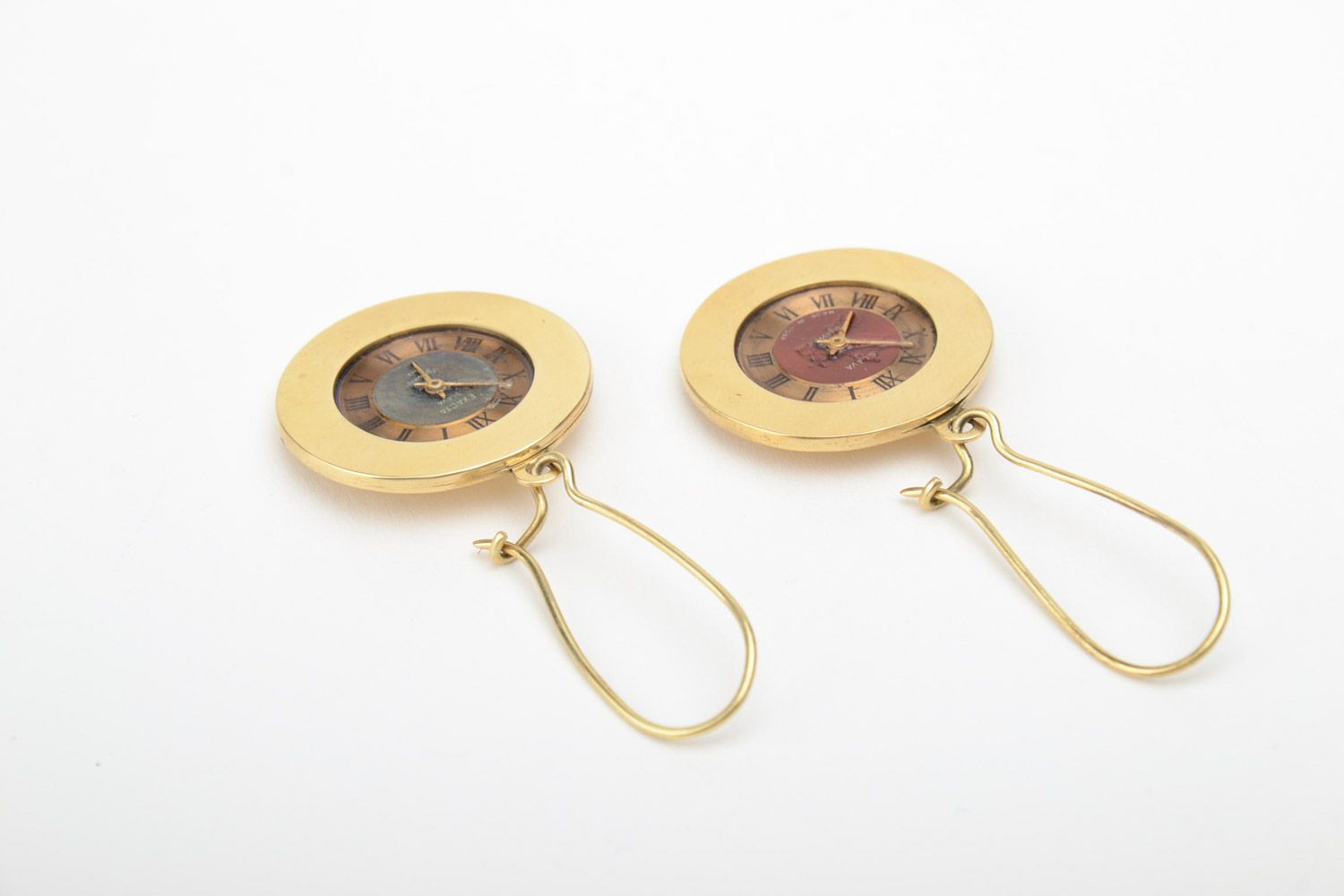 Boucles d'oreilles horloges métalliques faites main originales style steampunk photo 4