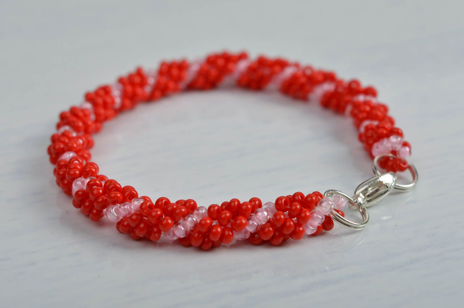 Bracelet fin Bijou fait main rouge en perles de rocaille Cadeau enfant photo 1