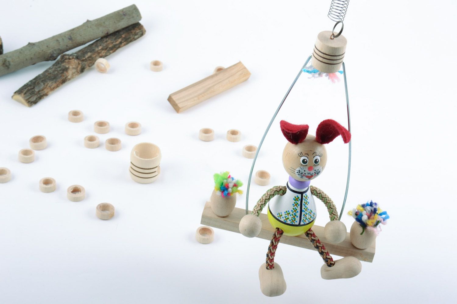 Baby Lernspielzeug aus Holz handmade umweltfreundlich Lustiger Hase auf der Schaukel foto 2
