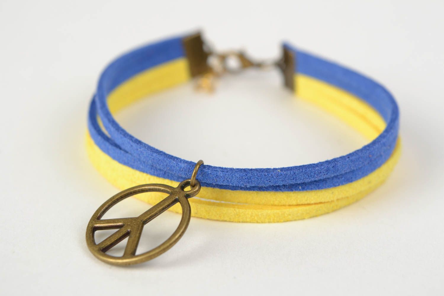 Handgemachtes blau gelbes Armband aus Wildleder mit Anhänger Peace Zeichen  foto 3