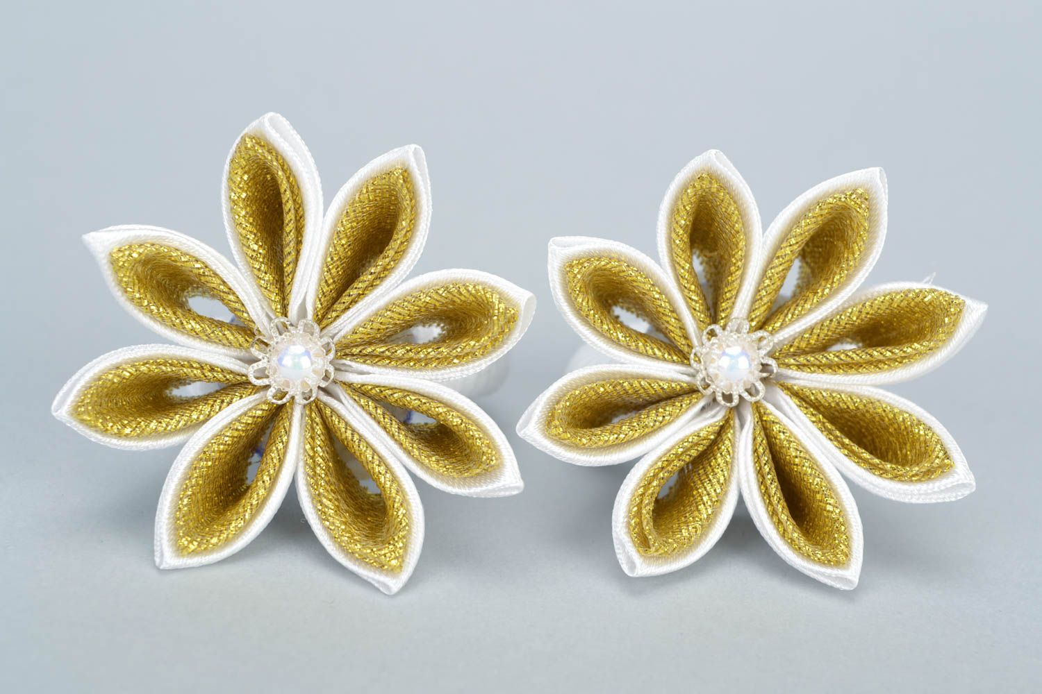 Blumen Haargummis Set aus Atlasbändern 2 Stück goldfarbige in Kanzashi Technik handmade für Mädchen foto 5