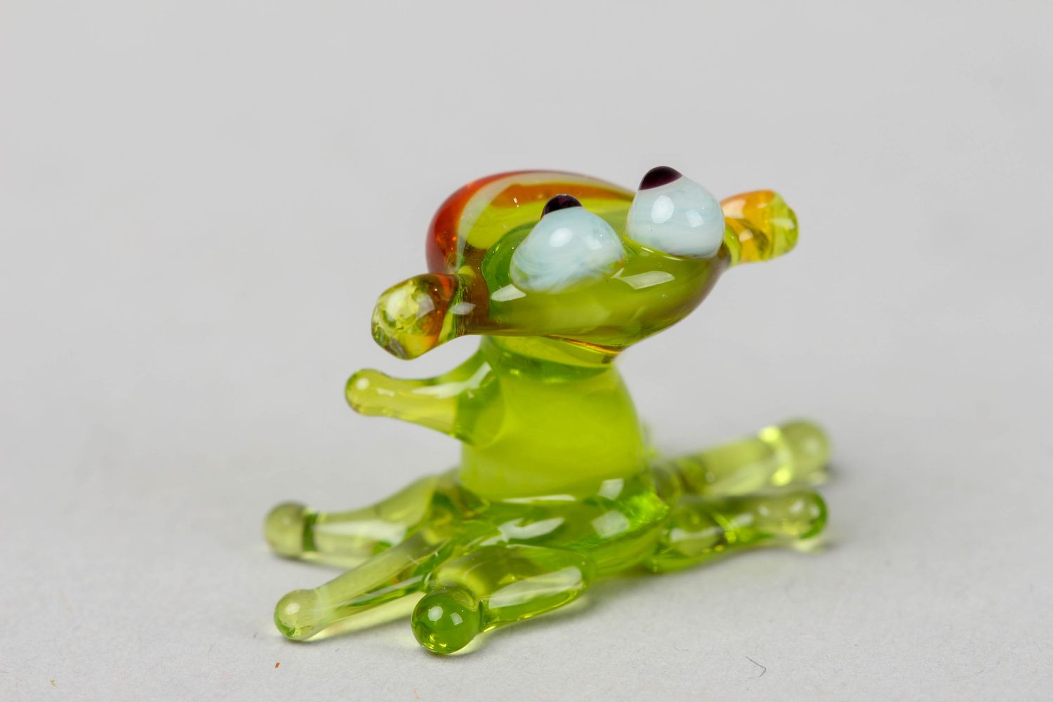 Миниатюрная фигурка из стекла в технике лэмпворк в виде лягушки фото 2