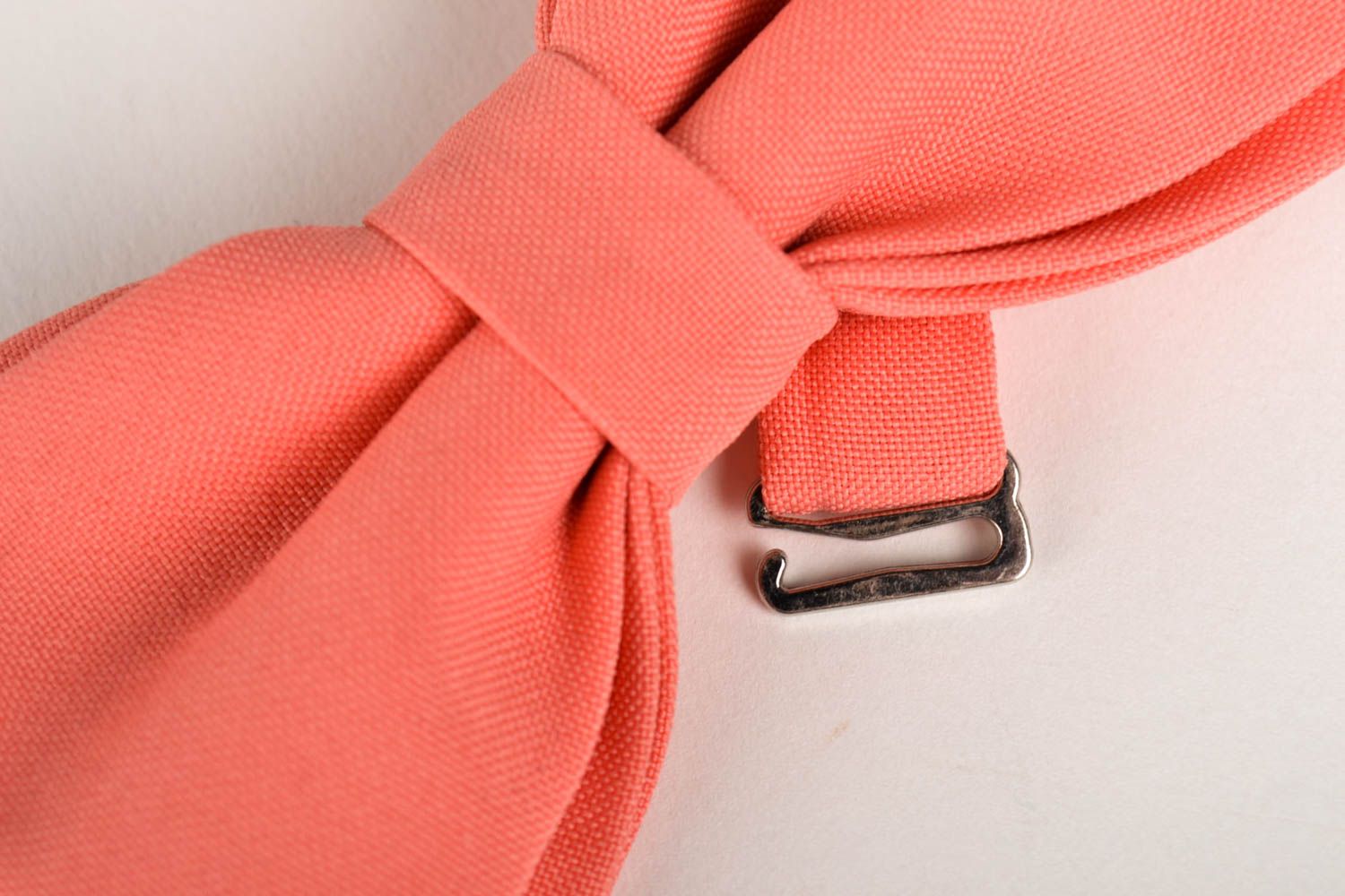 Corbata de lazo color coral artesanal pajarita moderna accesorio unisex foto 4