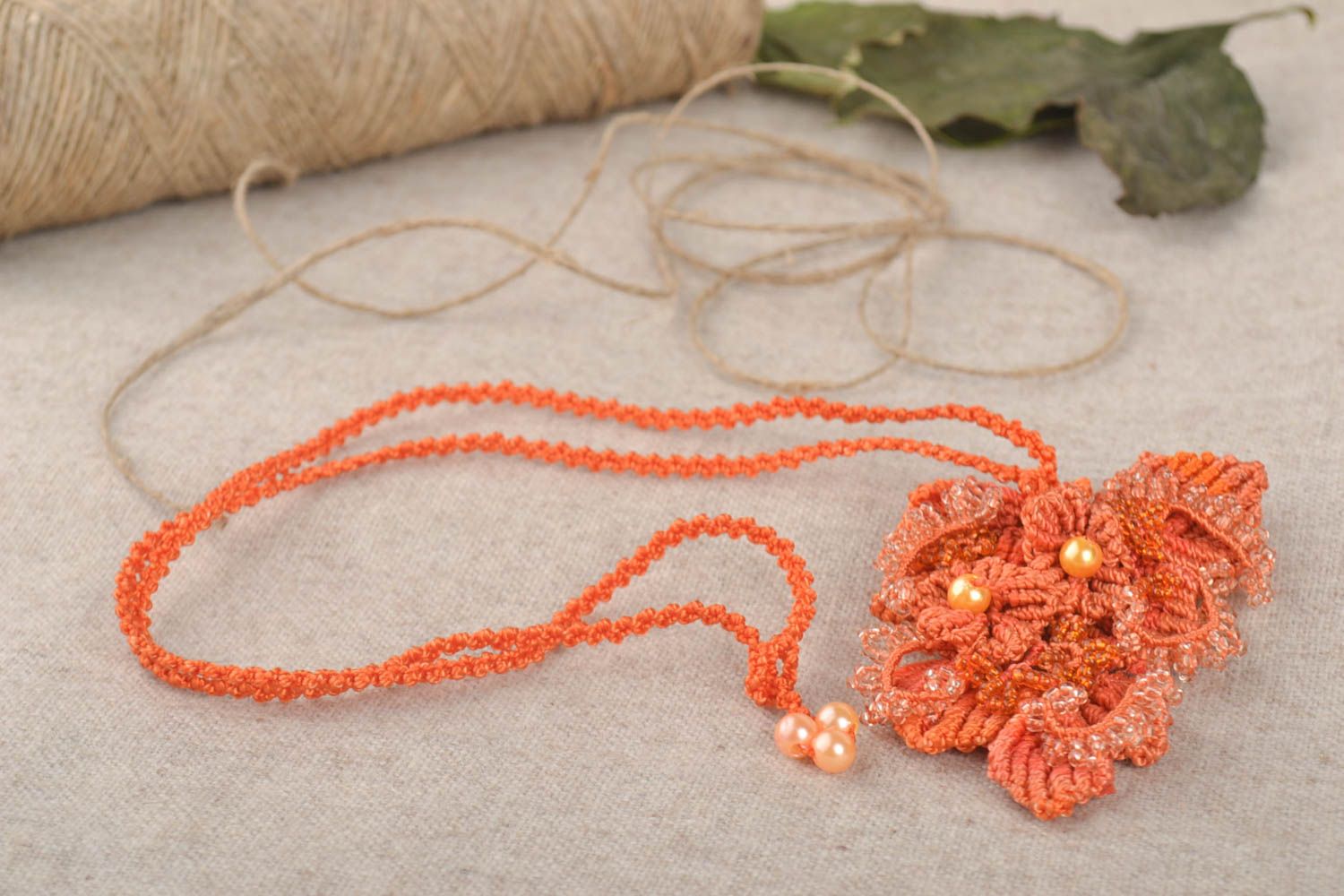 Pendentif macramé Bijou fait main orange fils perles rocaille Cadeau pour femme photo 1
