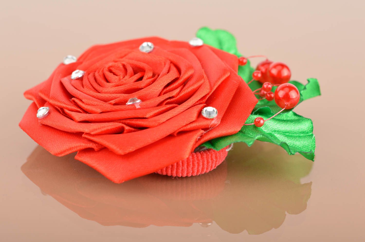 Резинка для волос с цветком ручной работы в виде розы из ленты со стразами фото 5