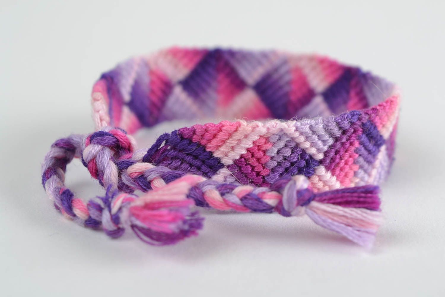 Текстильный браслет плетеный из мулине ниток разноцветный нежный ручной работы фото 4