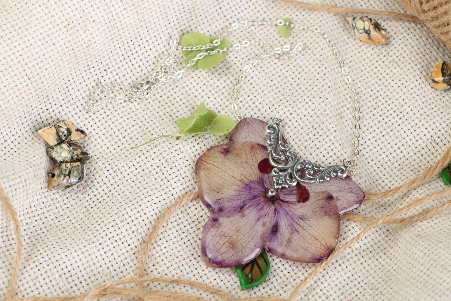 Pingente com orquídeas em resina de jóias foto 1