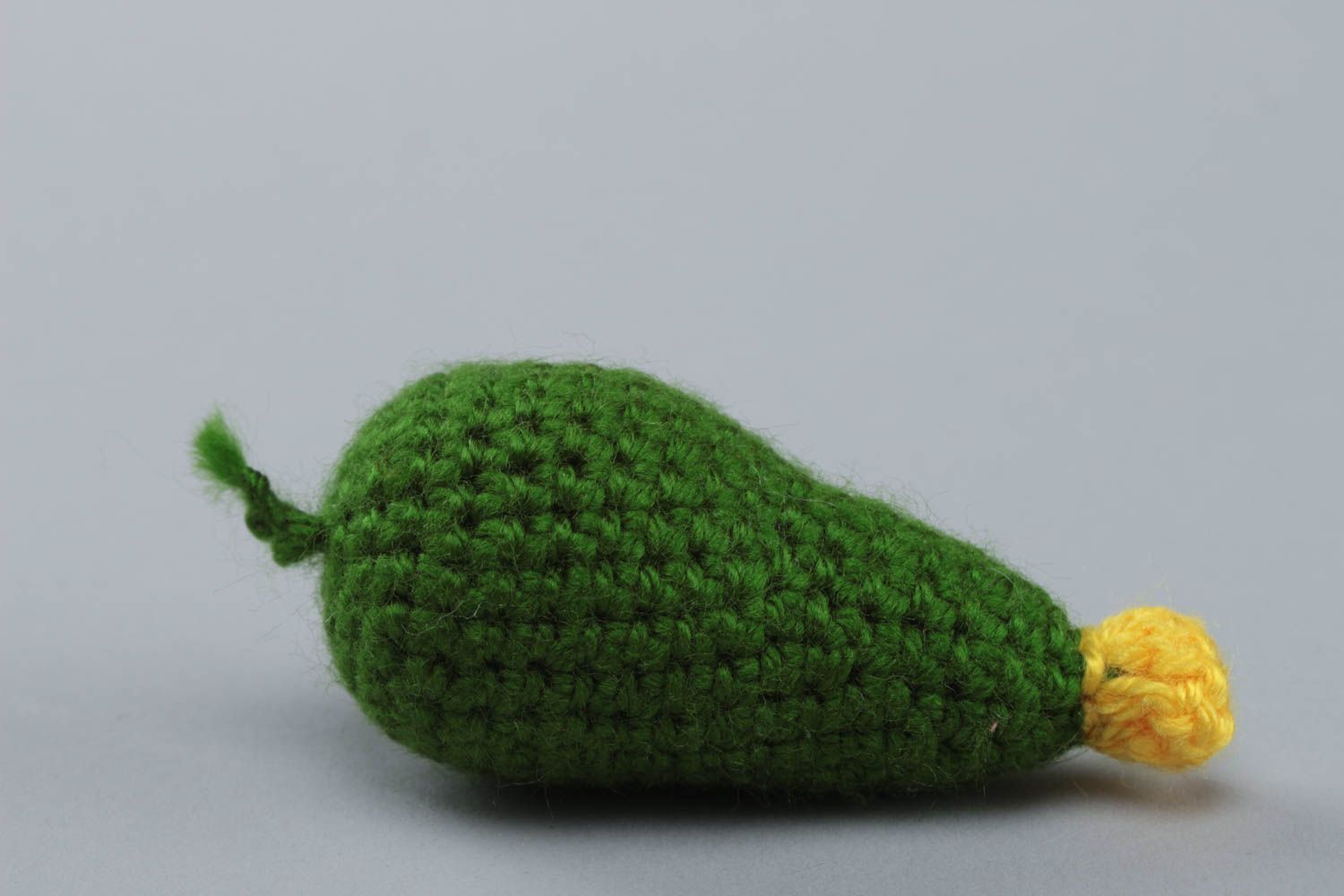 Мягкая игрушка вязаный овощ огурец ручной работы зеленая небольшая оригинальная фото 2