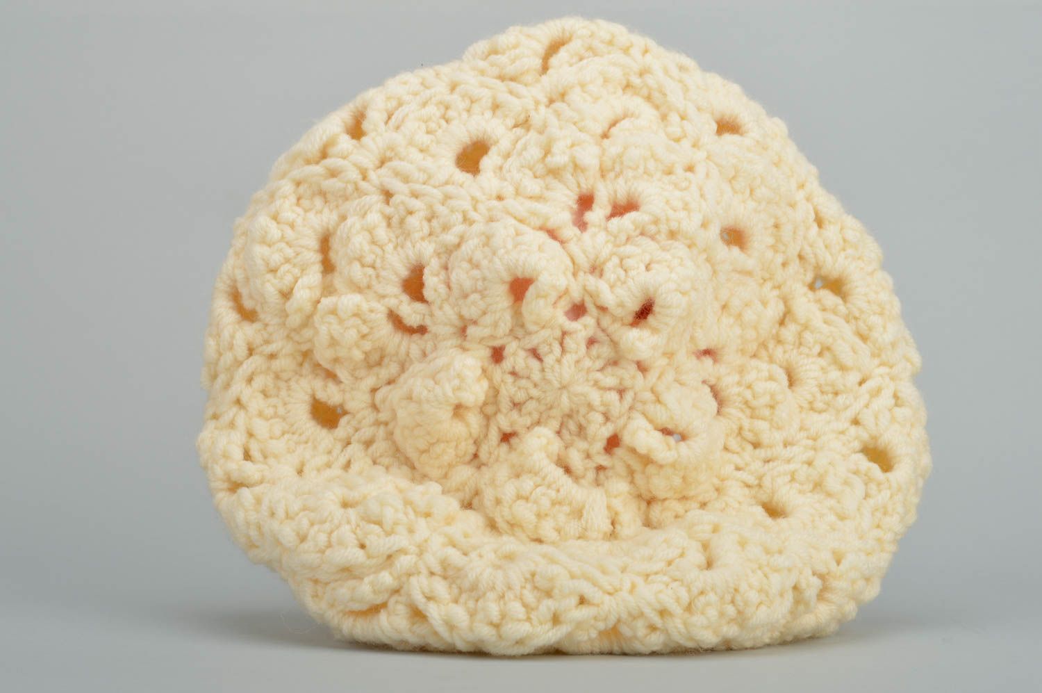 Béret tricoté au crochet beige en laine fait main original pour femme accessoire photo 3
