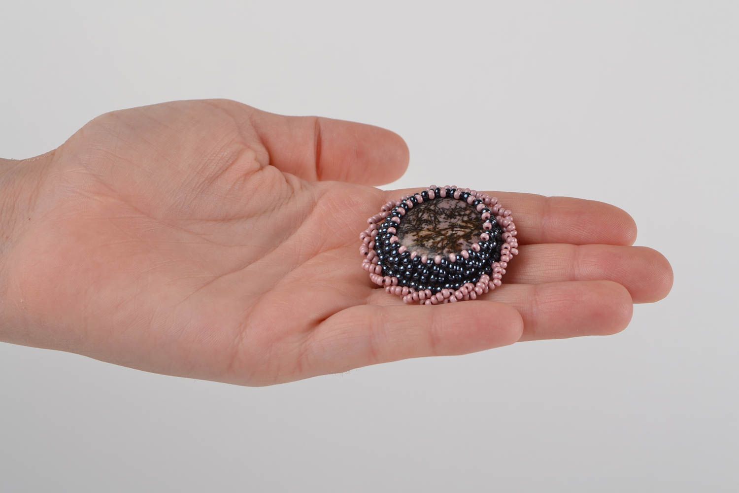Handgemachte schwarz rosa festliche runde Brosche aus Glasperlen für Frauen  foto 2