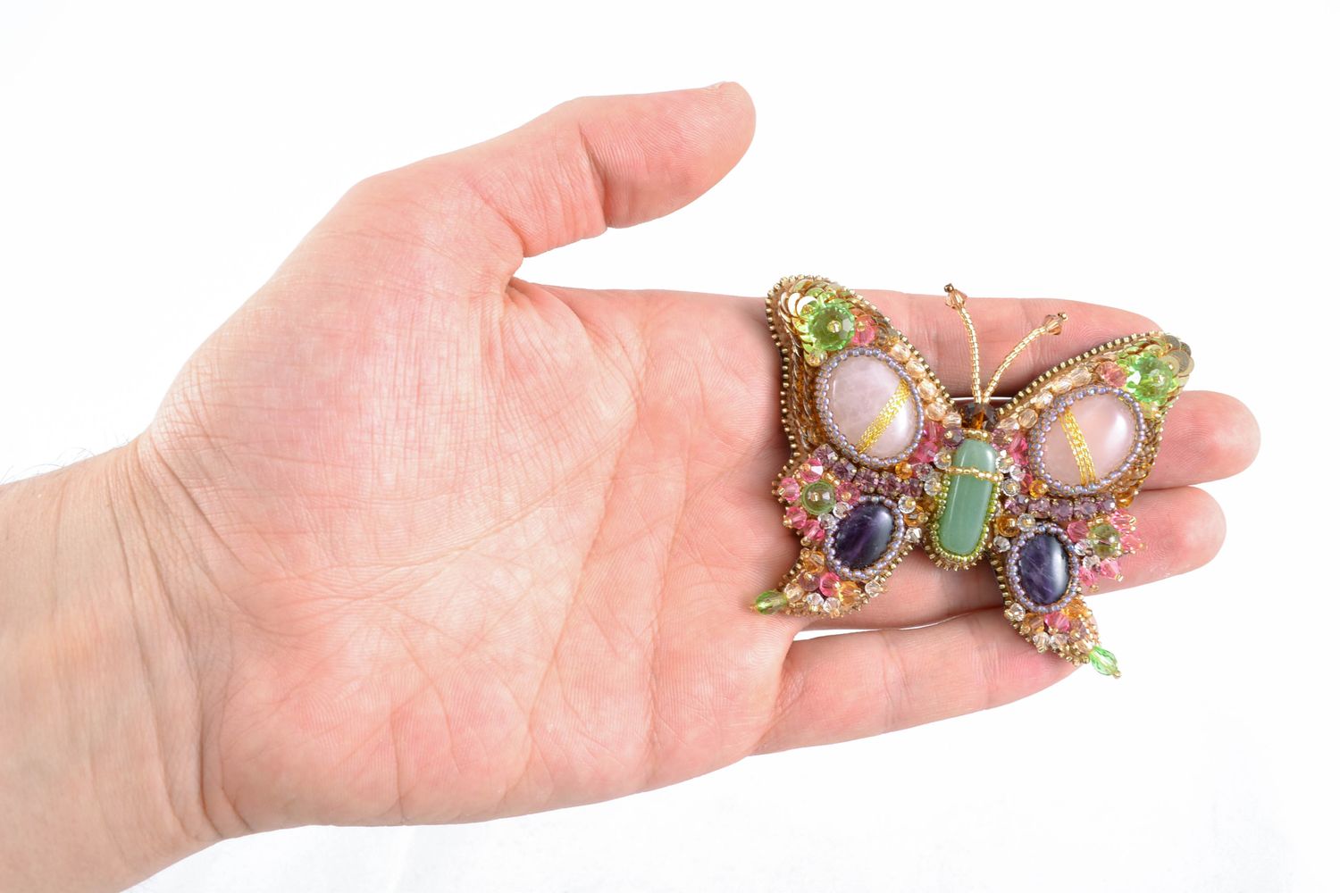 Broche artesanal bordado con abalorios y piedras naturales Mariposa foto 2