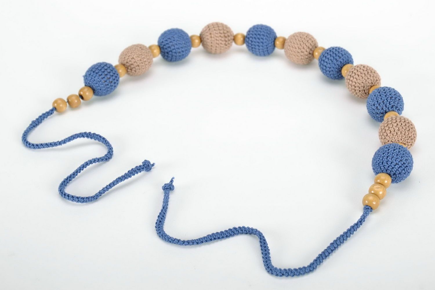 Handgemachte blau-braune Slingo Halskette aus Holzperlen foto 3