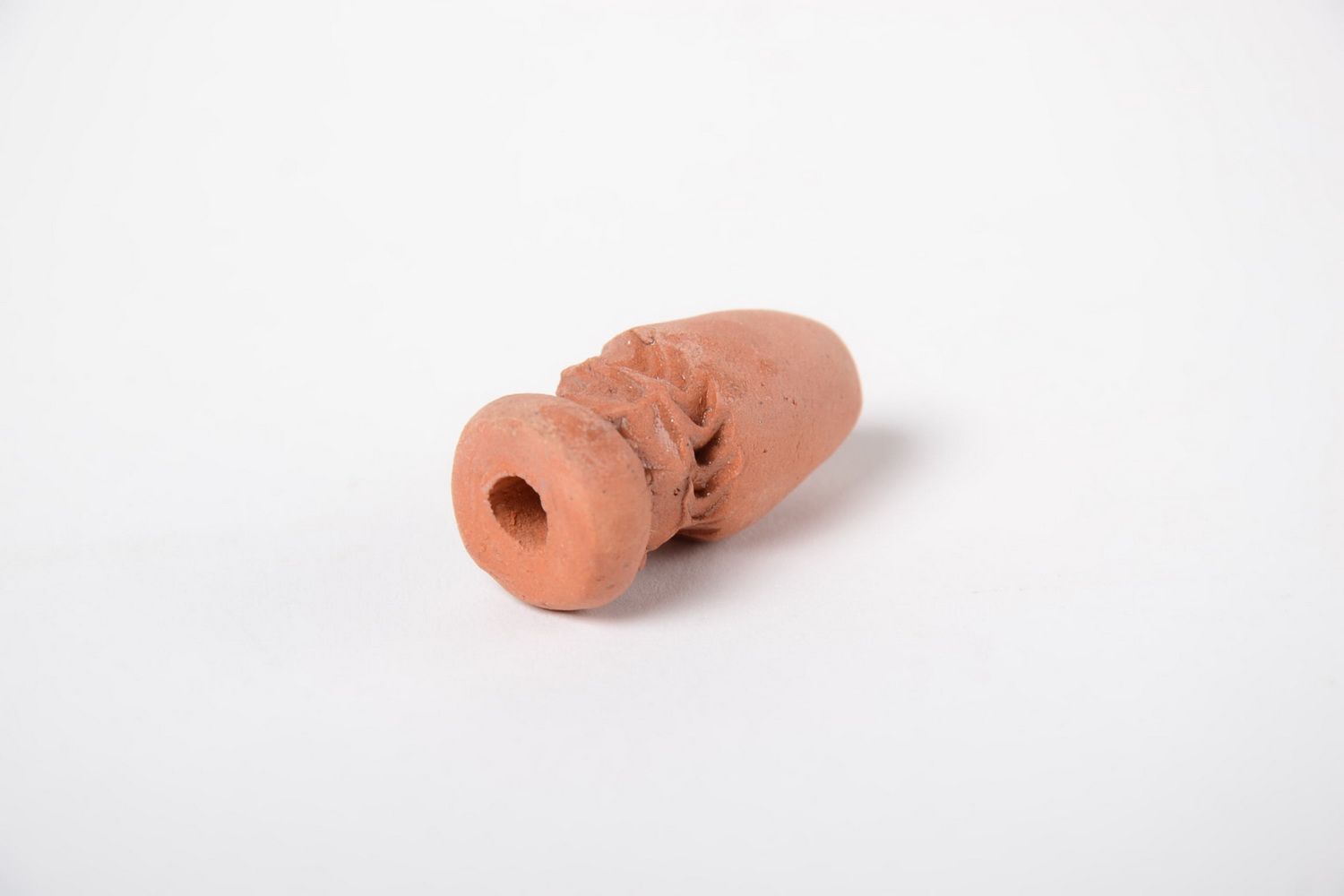 Кулон из глины без шнурка в виде кувшинчика маленький с узорами ручной работы фото 2