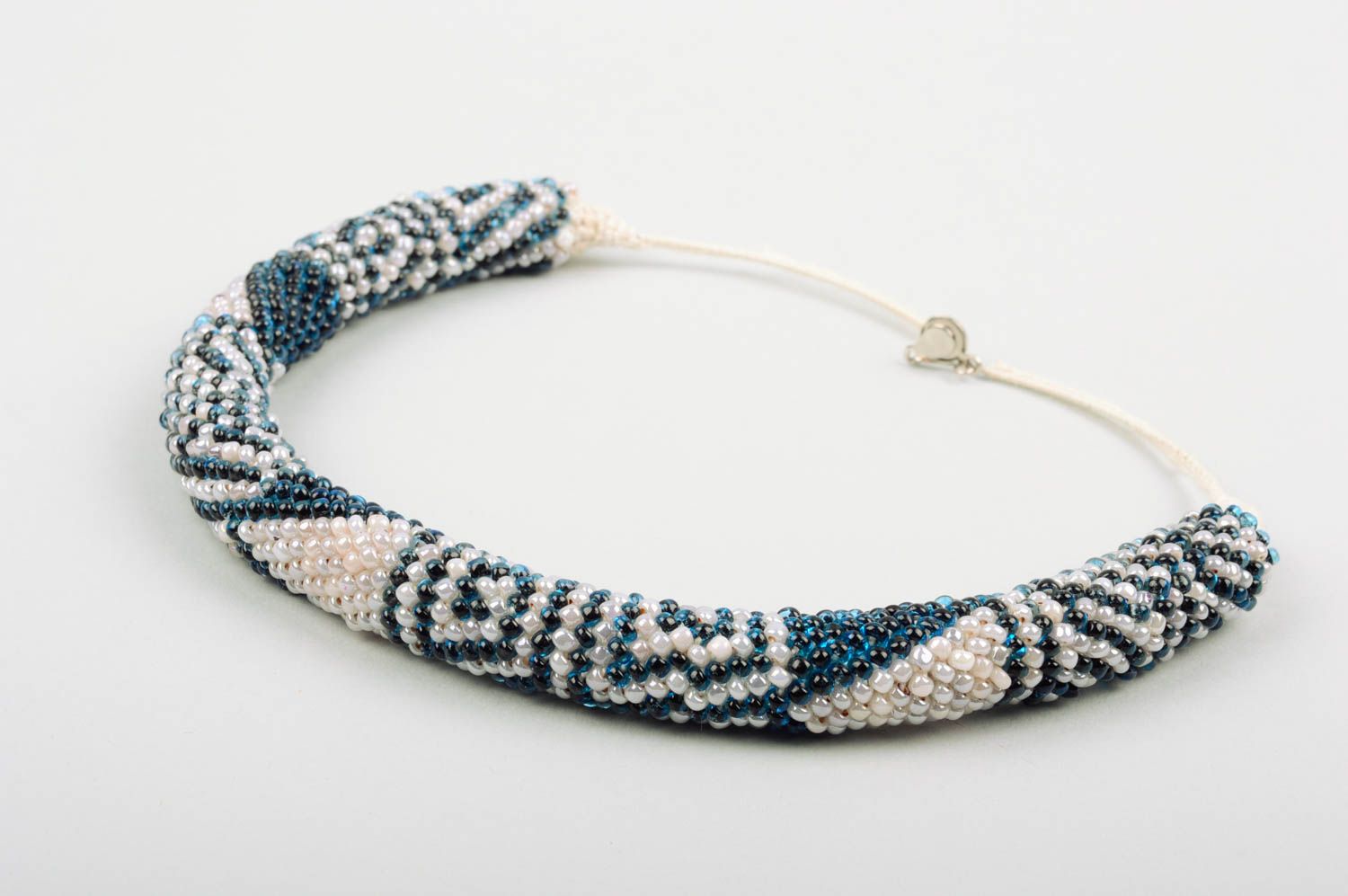 Collier spirale crocheté en perles de rocaille fait main bleu-blanc ornementé photo 3