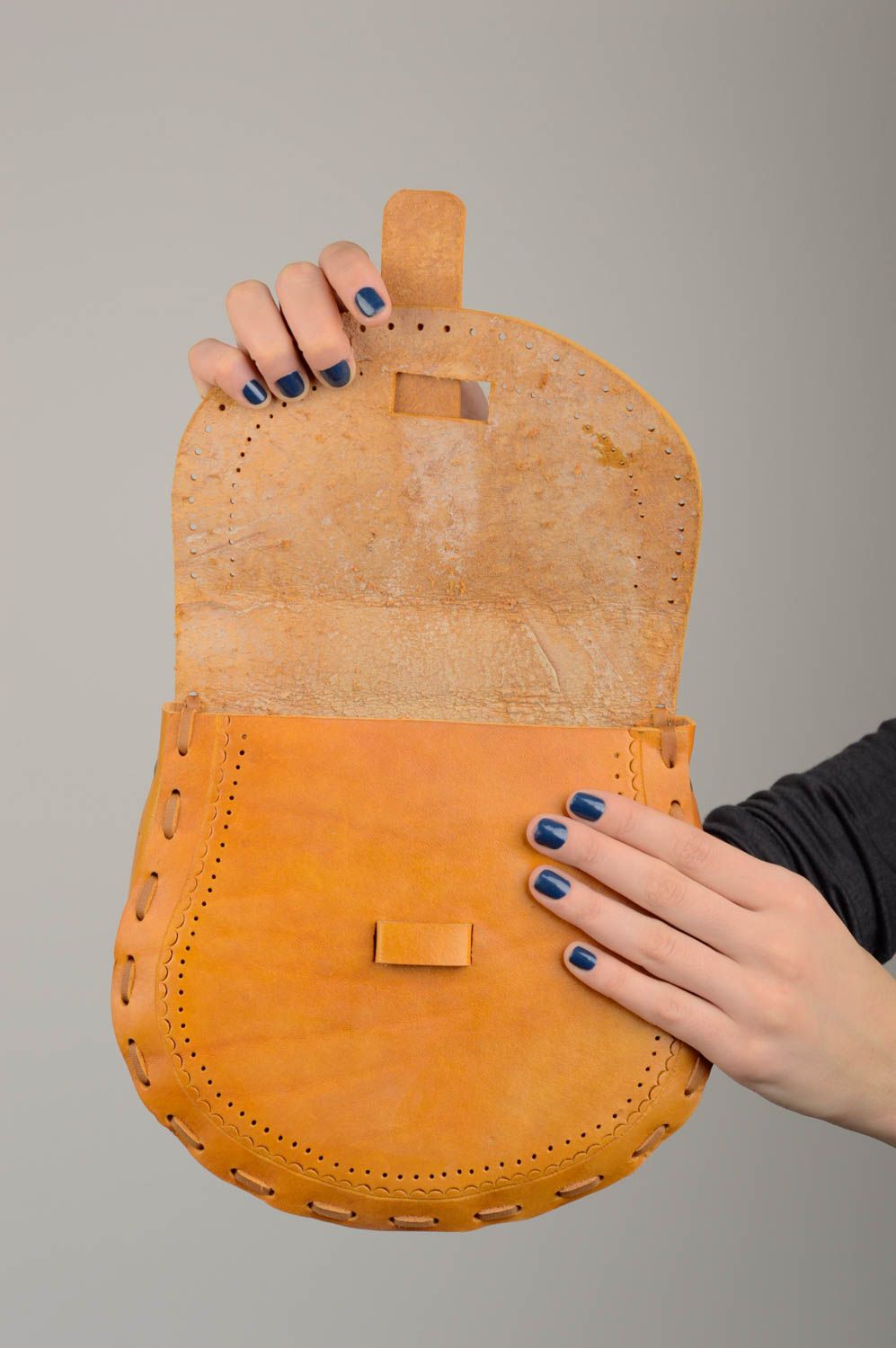 Сумка ручной работы сумка через плечо коричневая сумка из кожи с резными узорами фото 3