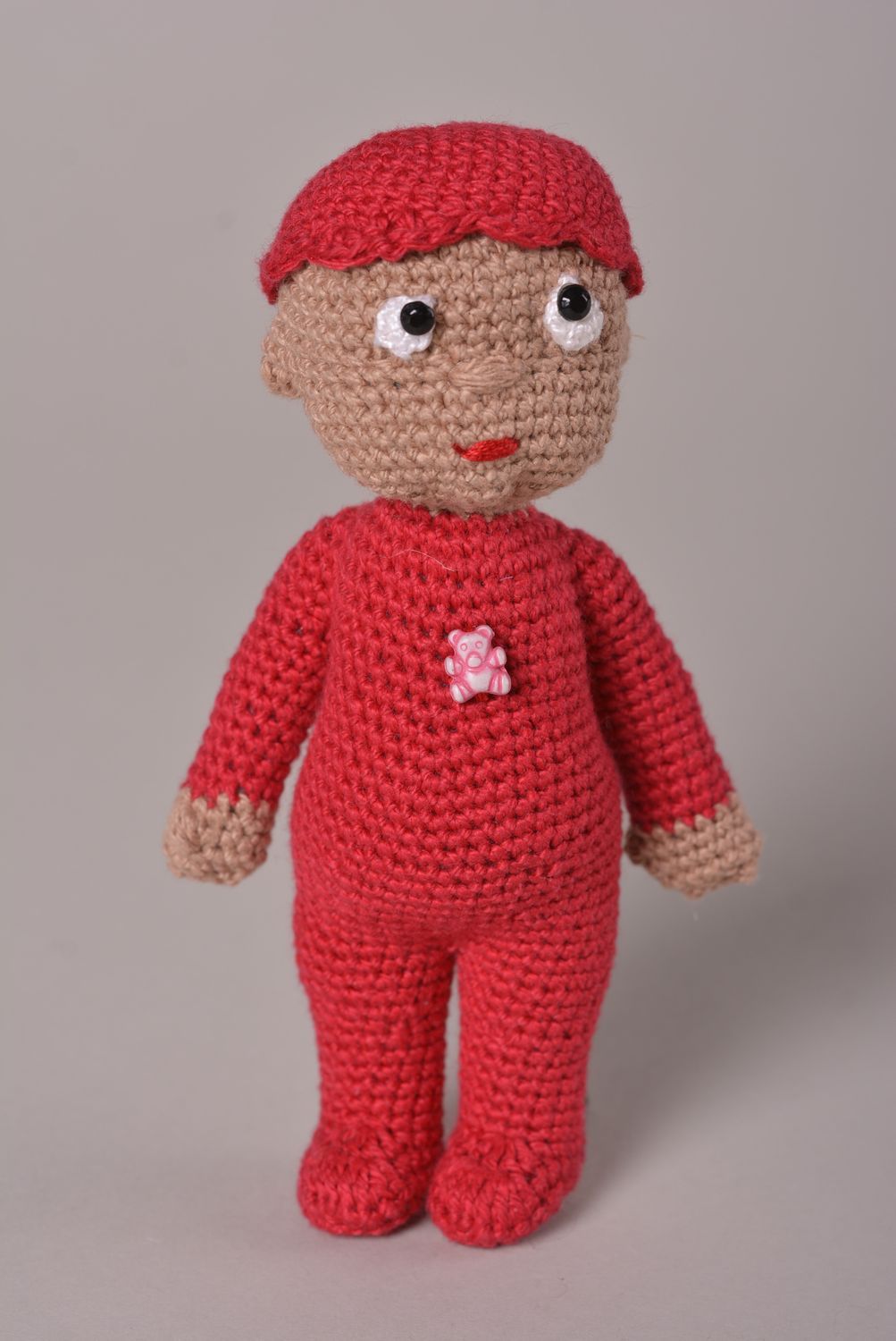 Мягкая игрушка кукла ручной работы пупсик в красной пижаме кукла крючком фото 1