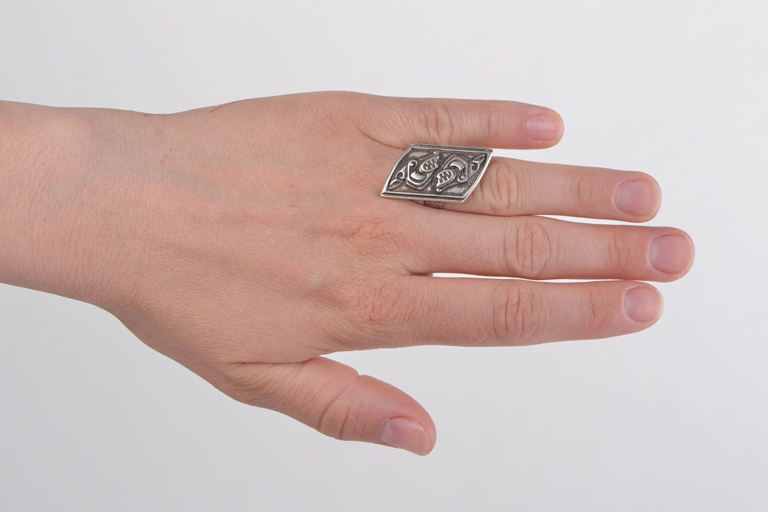 Handgemachter Metall Ring für Frauen schön oval mit zartem Muster im Ethno Stil foto 1