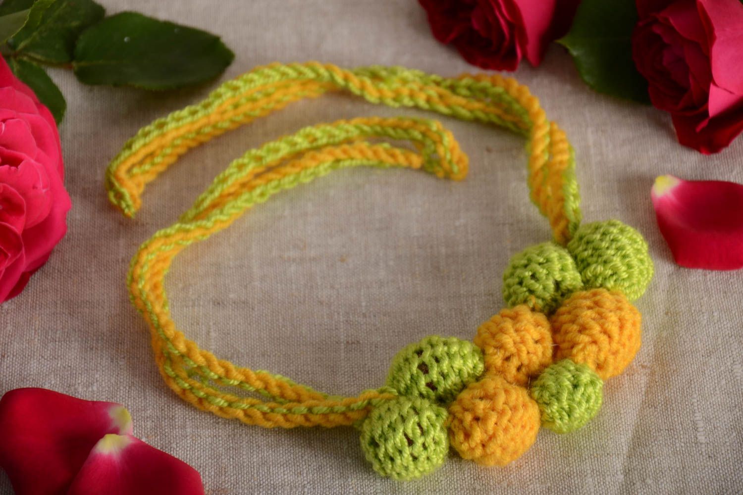 Collier tricoté au crochet à partir de perles en bois fait main jaune-vert photo 1