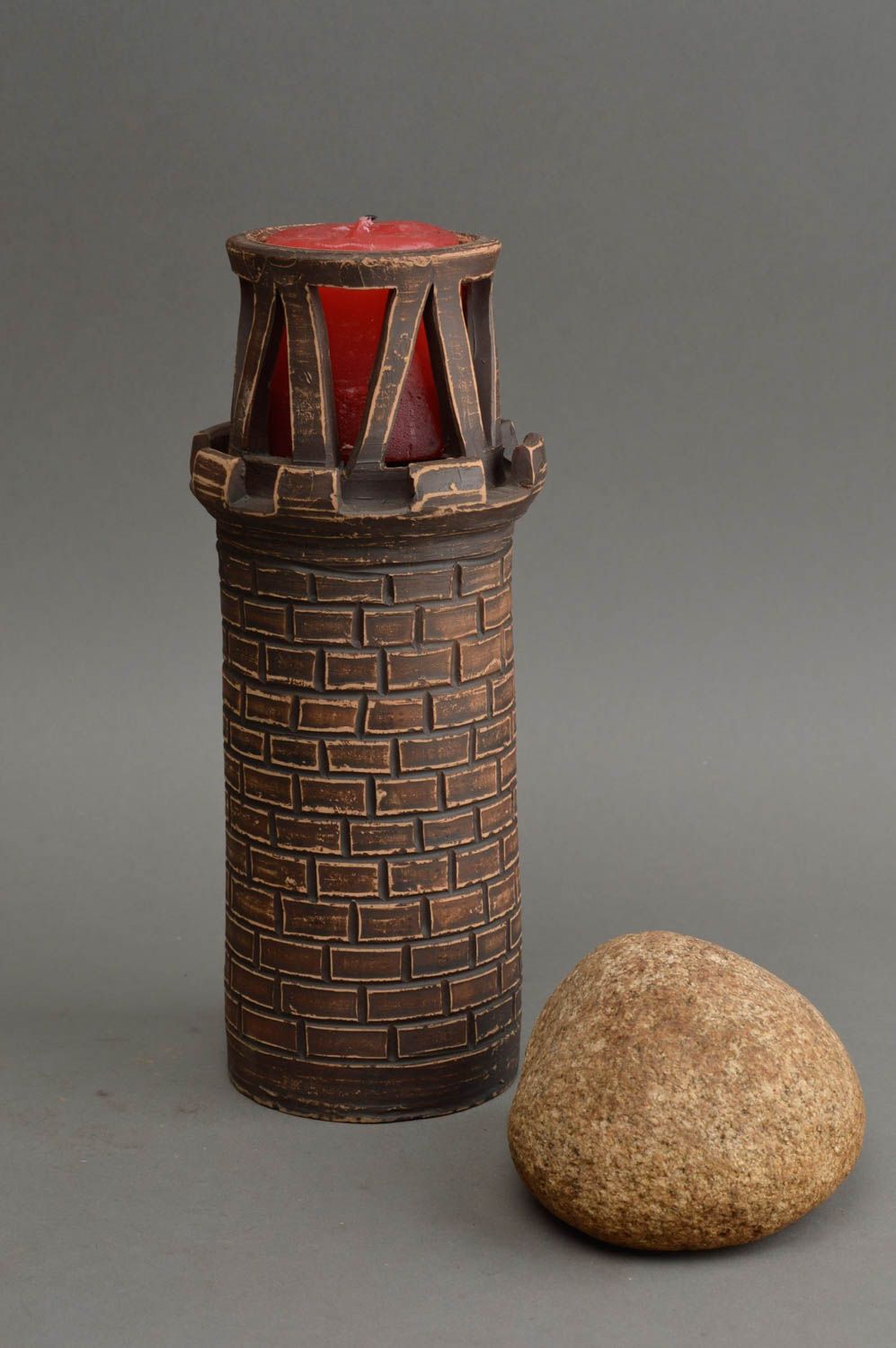 Керамический подсвечник в виде башни с оградкой из красной глины ручной работы фото 2