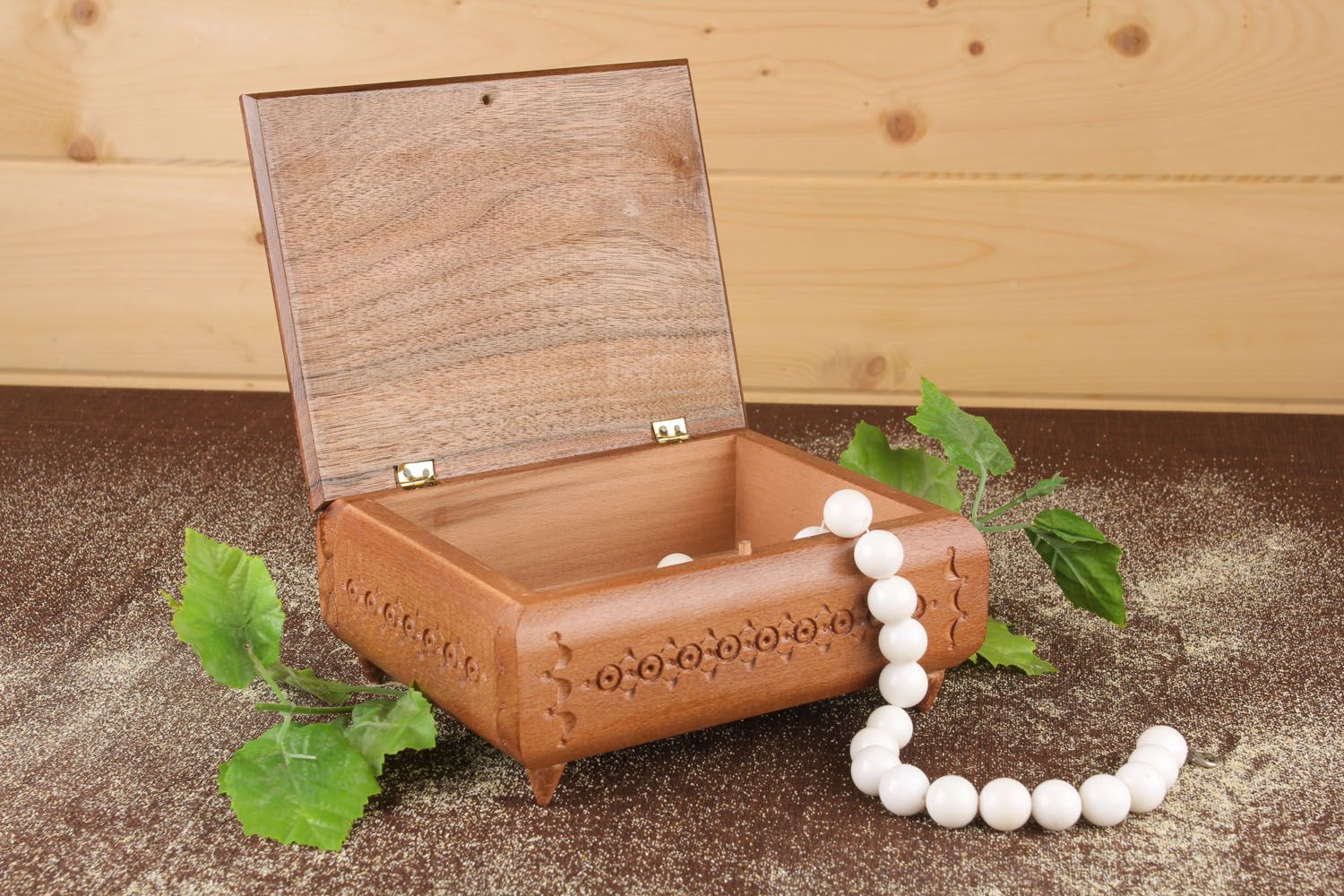 Boîte à bijoux en bois sculpté à la main photo 1