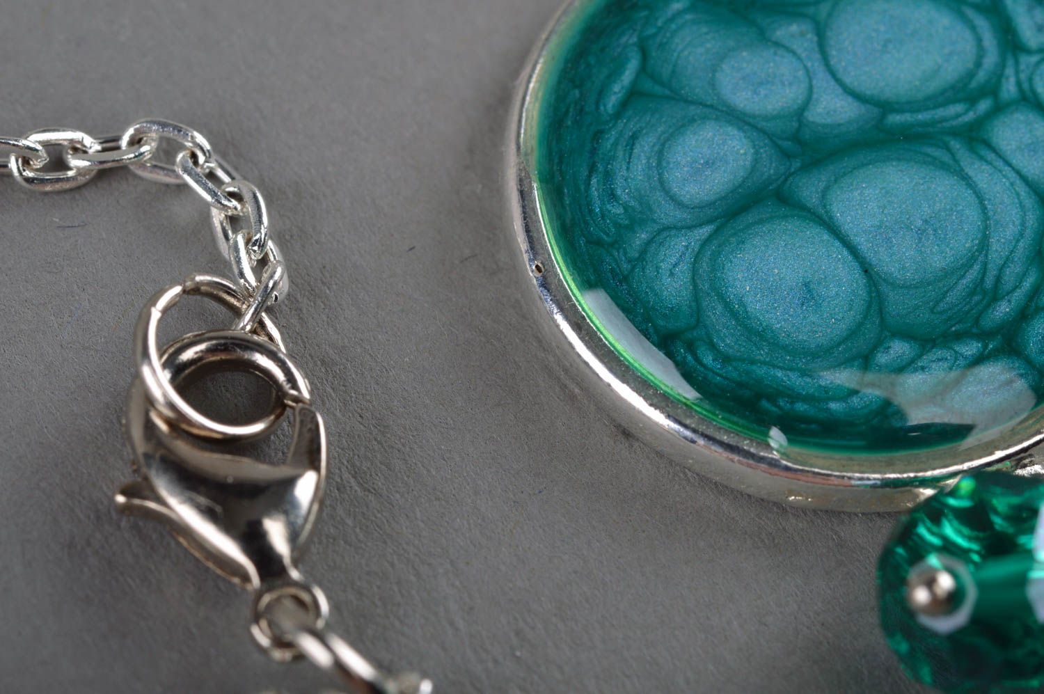 Pendentif rond turquoise technique serviettage avec perle fait main sur chaîne photo 3
