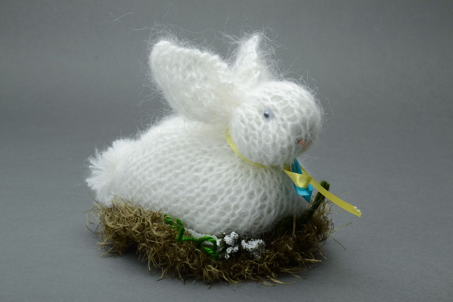 Jouet mou tricoté au crochet blanc fait main décoratif original Lapin de Pâques photo 2