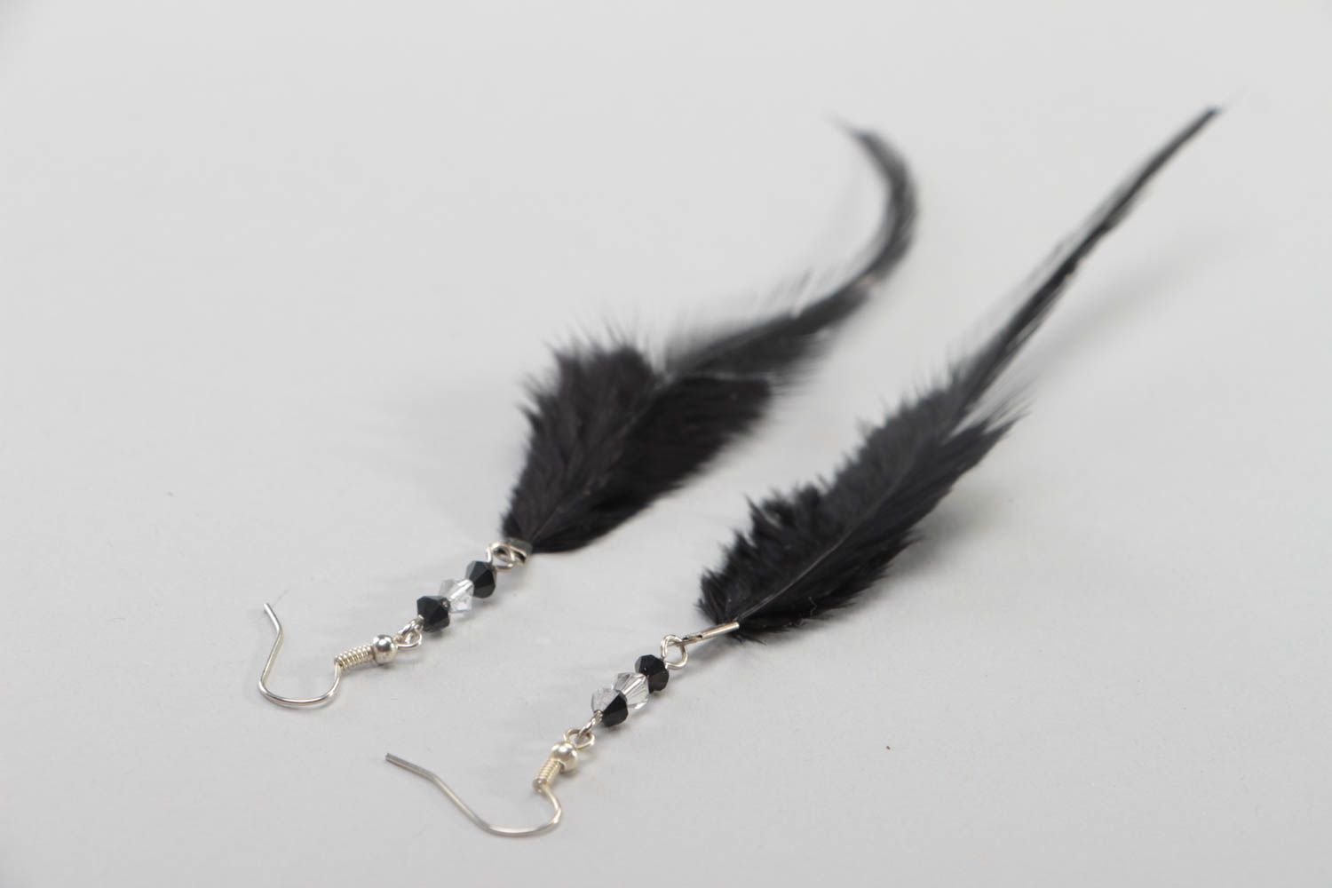 Longues boucles d'oreilles de plumes noires faites main originales pendantes photo 4