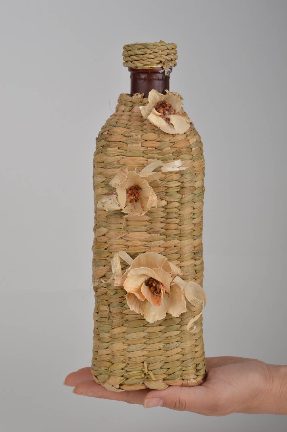 Стеклянная бутылка оплетеная кукурузными листьями с цветами для декора дома фото 2