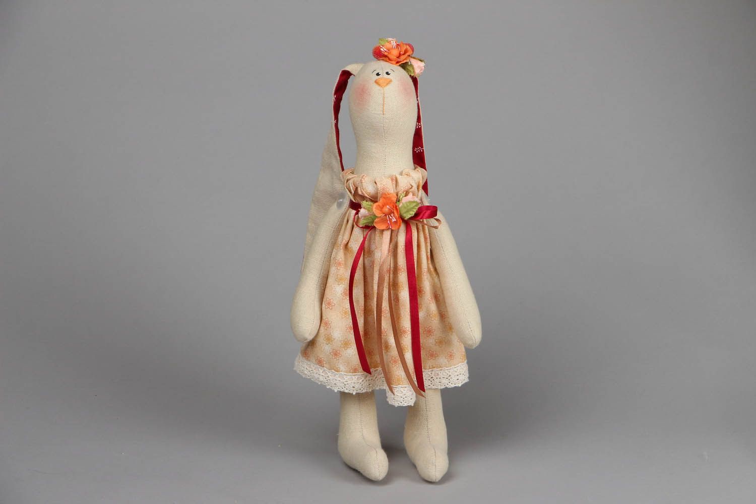 Интерьерная игрушка Зайчиха в платье фото 1