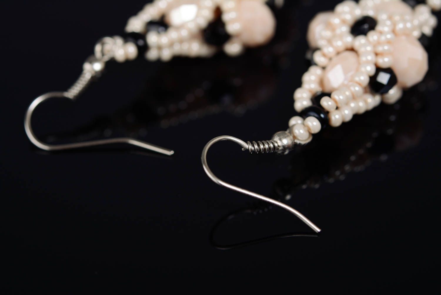 Rosa schwarze handmade Ohrringe aus Rocailles und Kristallperlen  foto 5
