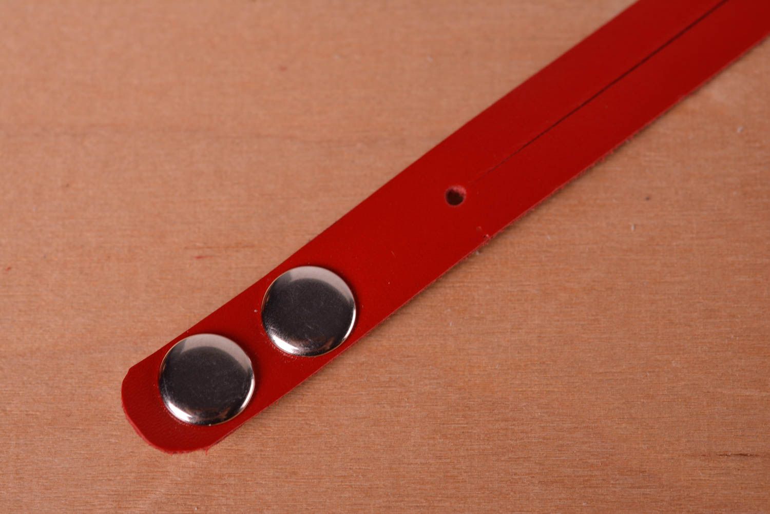Accesorio de cuero hecho a mano regalo original brazalete artesanal color rojo foto 3
