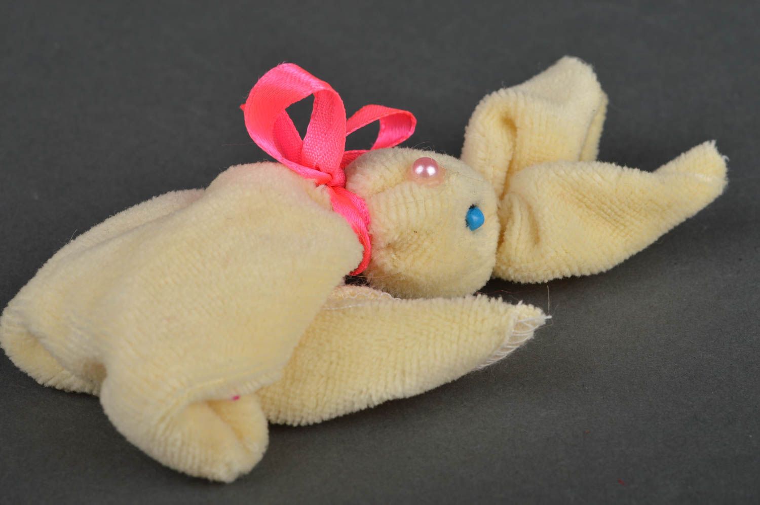Маленькая милая пальчиковая игрушка зайчик из плюша для детей ручная работа фото 3