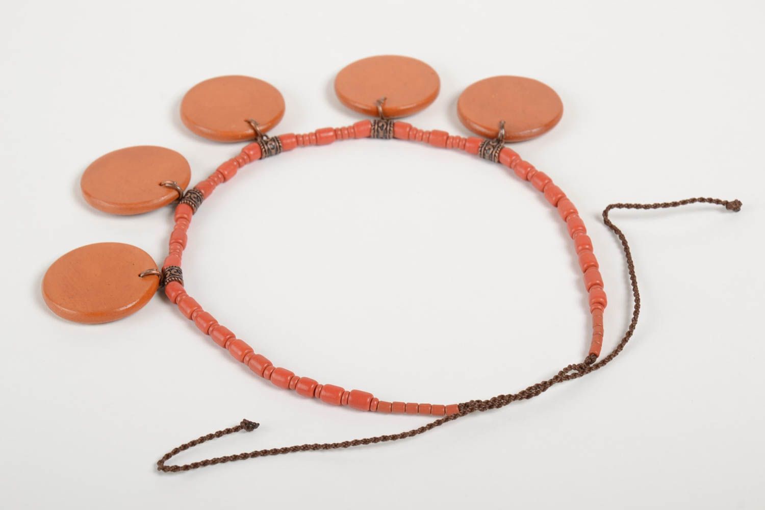 Колье из керамических бусин на цепочке с подвесками в этно стиле ручной работы фото 4