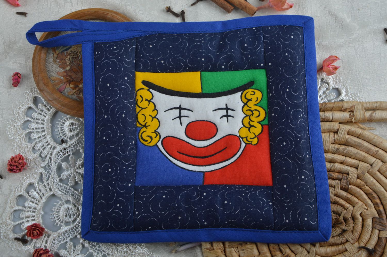 Manique artisanale avec boucle en tissu faite main belle avec clown décor photo 4
