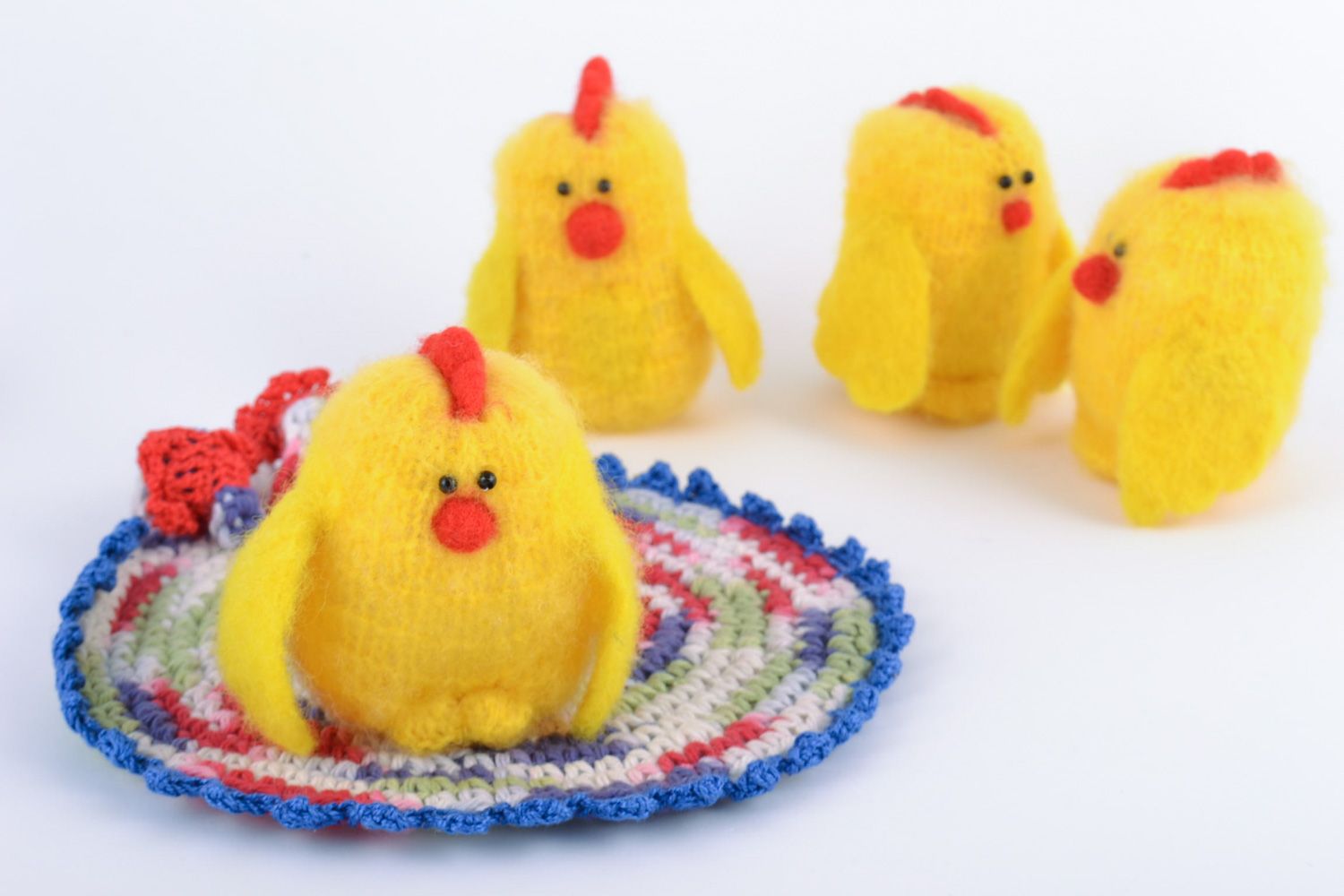Juguete tejido artesanal pollo amarillo de lana para niños  foto 1