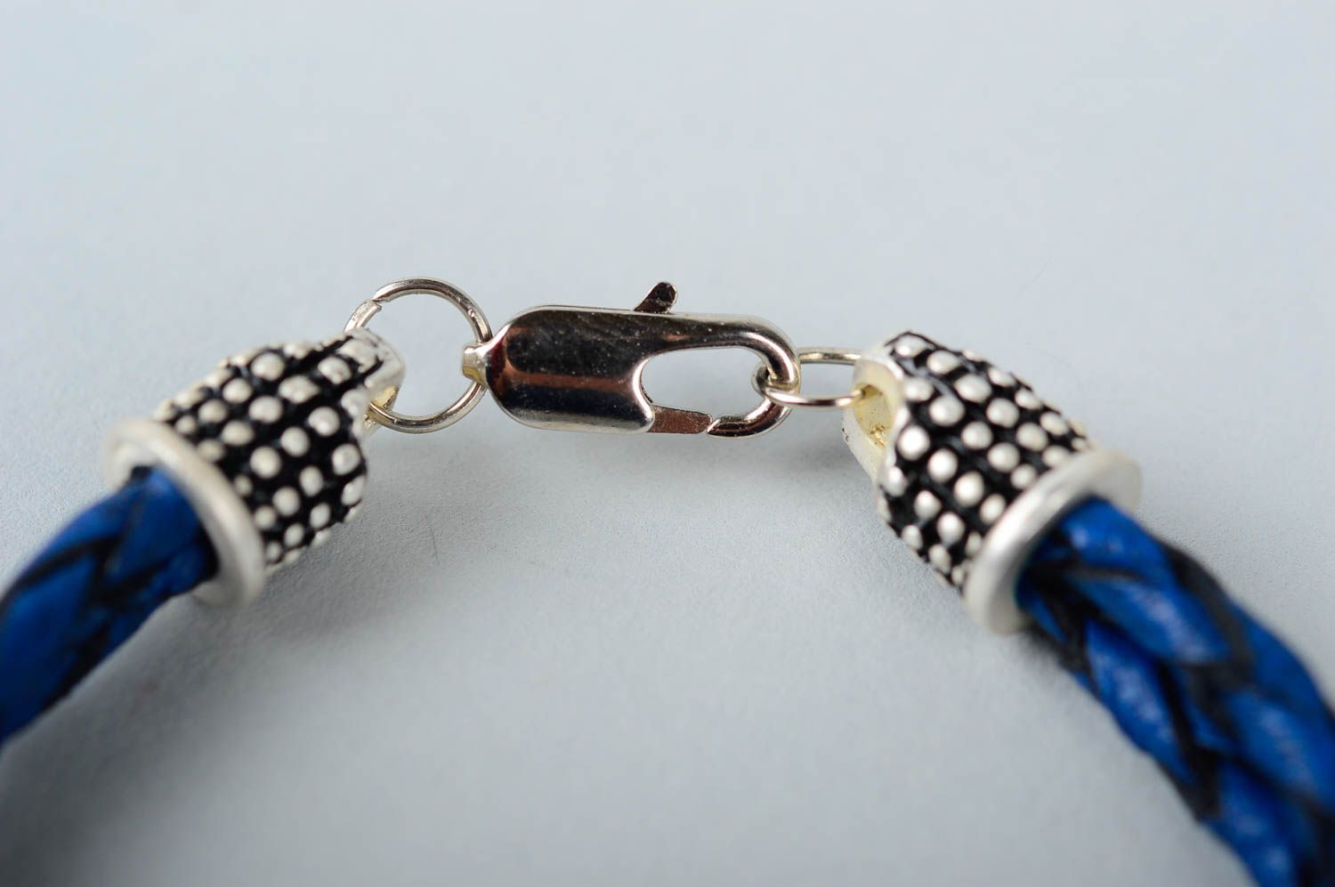 Плетеный кожаный браслет ручной работы украшение из кожи синий браслет на руку фото 5