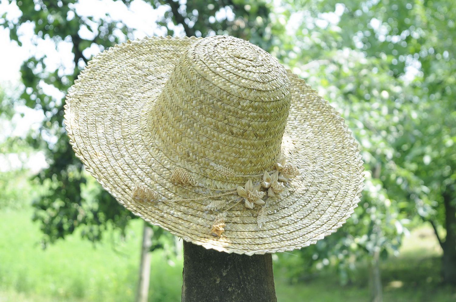 Шляпа женская с плетеными цветами фото 1