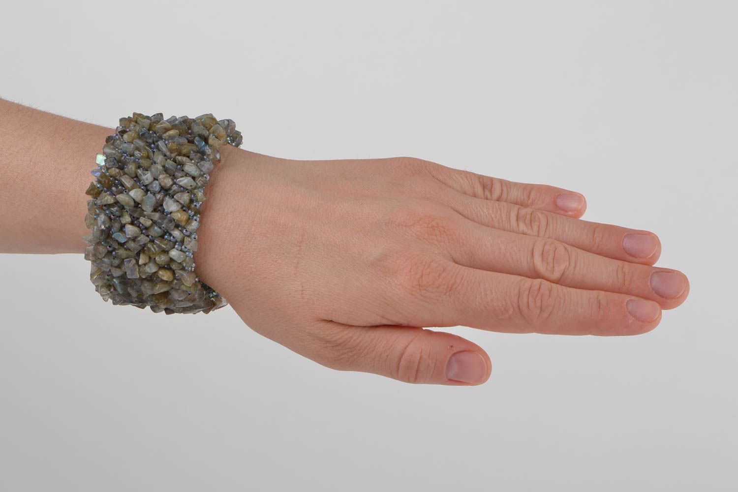Bracelet en perles de rocaille et éclats de pierre large fait main gris  photo 2