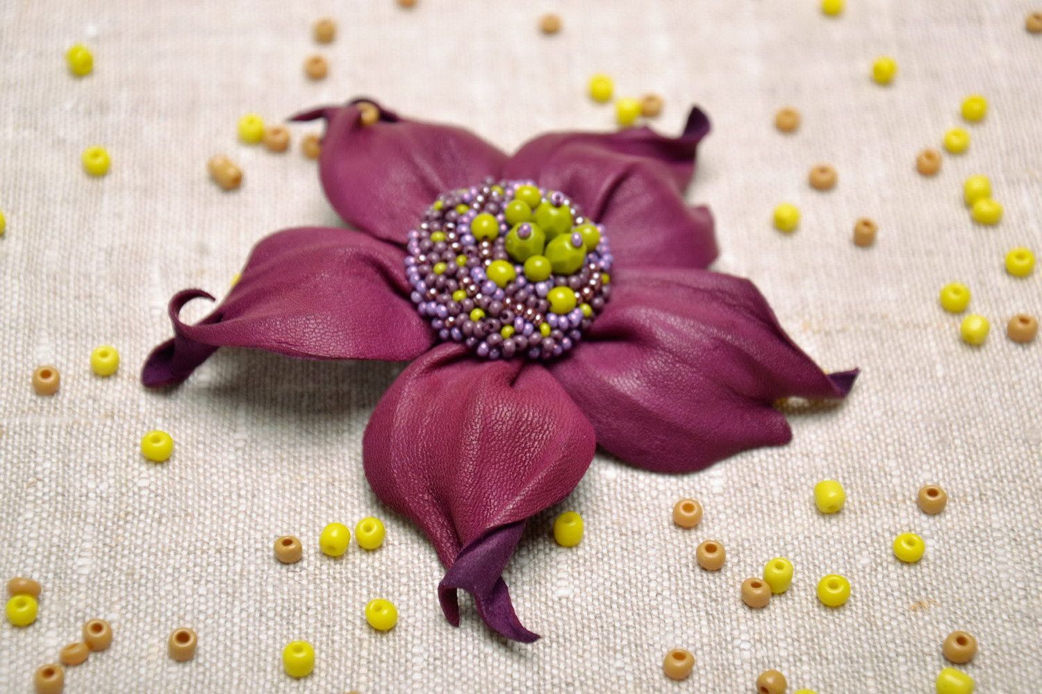 Grampo-broche de couro Flor cor de roxo acessórios artesanais foto 5