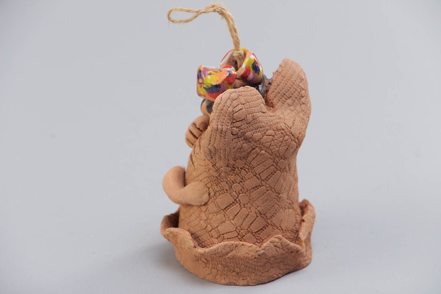 Расписанный акриловыми красками глиняный колокольчик в виде мышки ручной работы фото 3