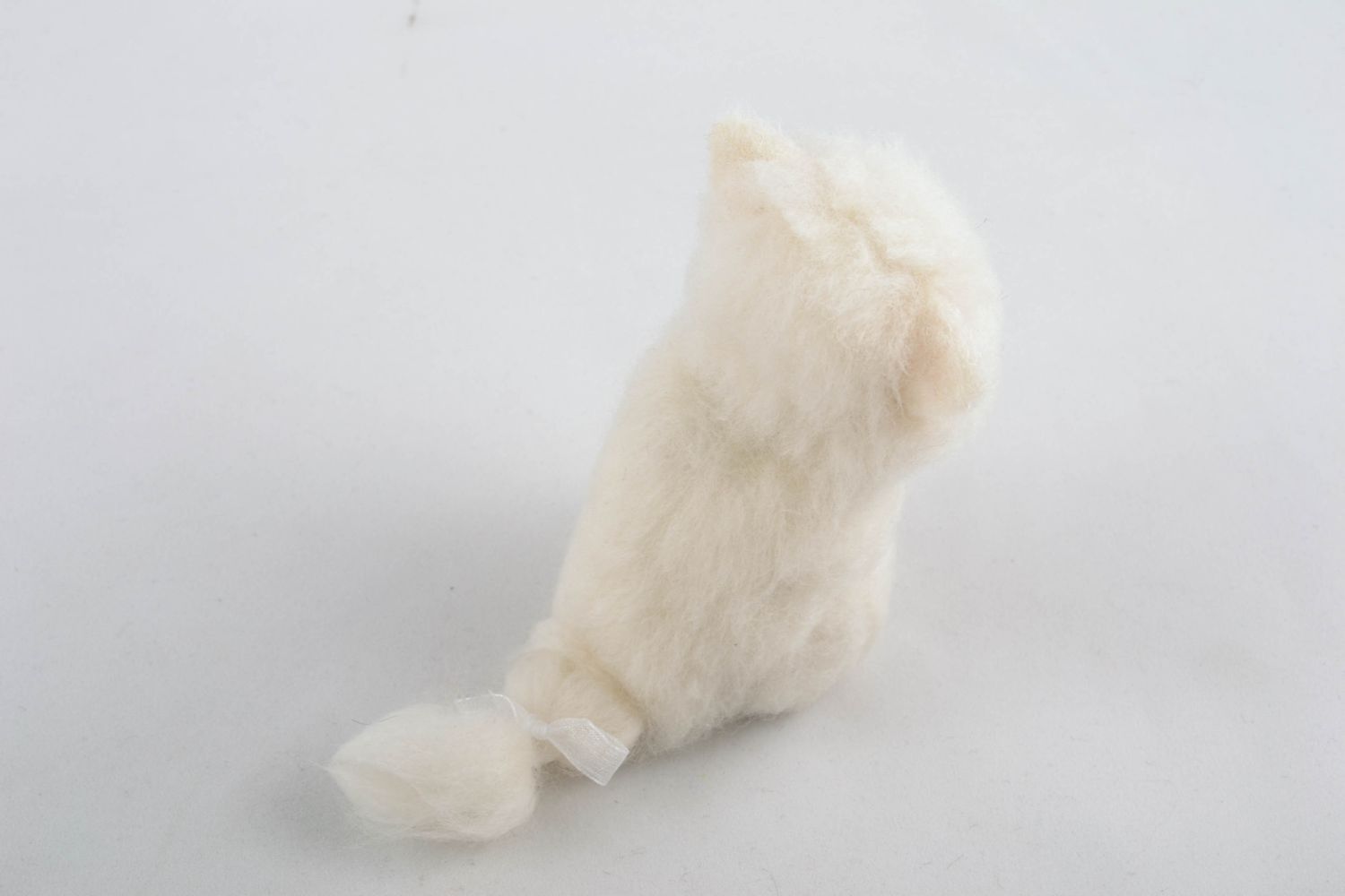 Игрушка для дома ручной работы из шерсти Белая кошка фото 3