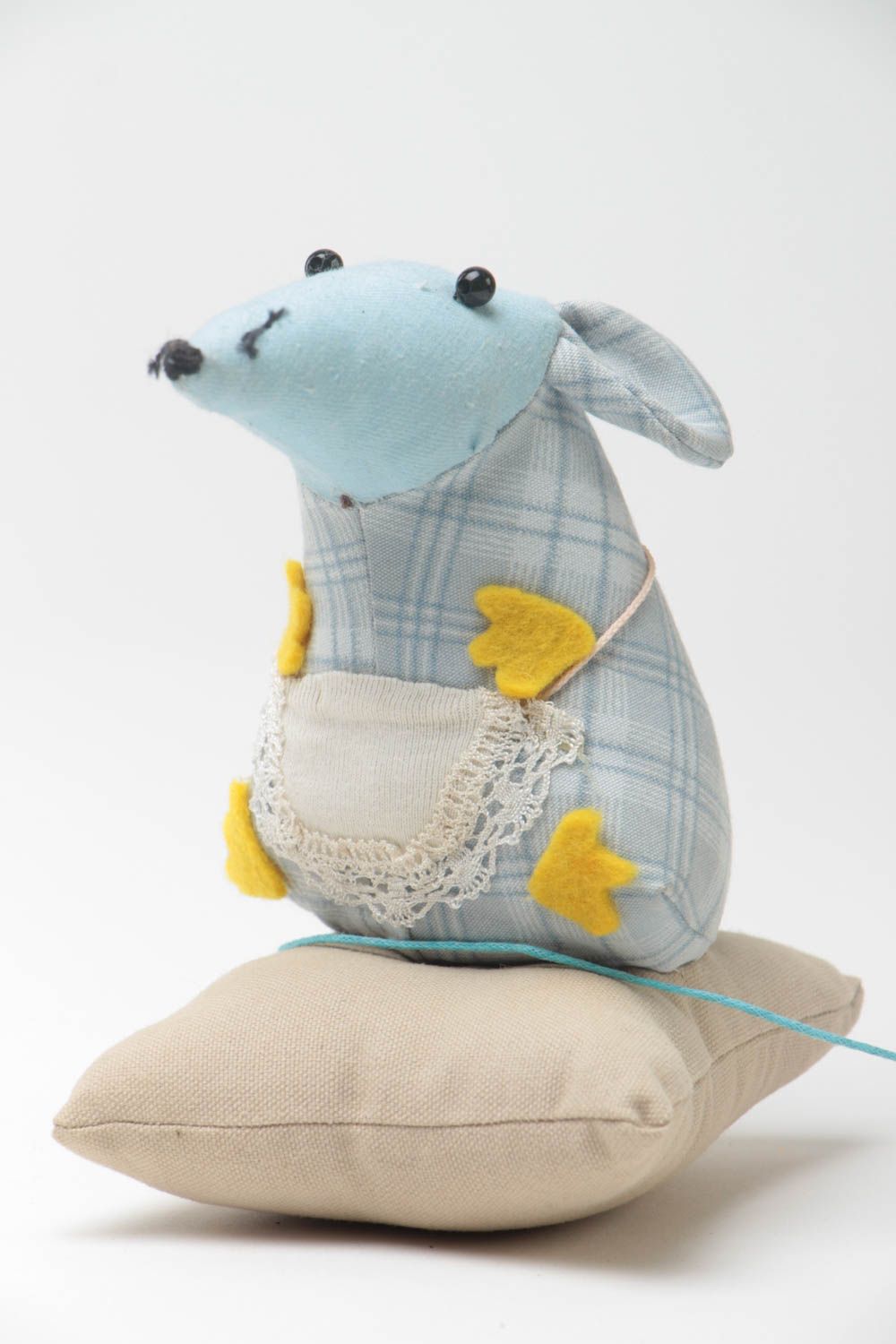Мягкая игрушка крыска на подушке из ткани ручной работы милая в голубых тонах фото 3