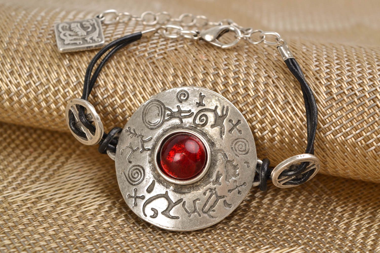 Bracelet en métal original avec cabochon rouge fait main Harmonie de vie photo 1