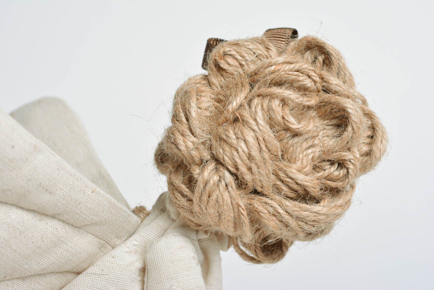 Décoration à suspendre fée faite main en robe grise en coton originale photo 4