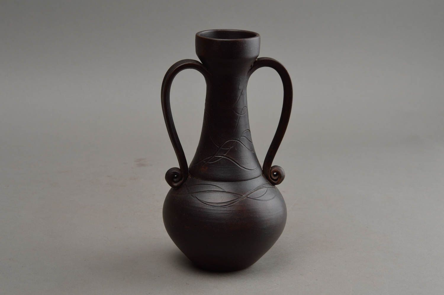 Глиняная ваза с двумя ручками и узором изделие ручной работы для декора дома фото 7