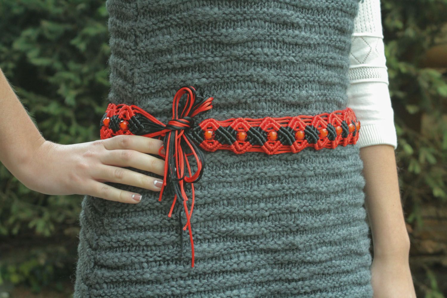 Cintura da donna intrecciata fatta a mano cinghia di fili in colore rosso nero foto 1