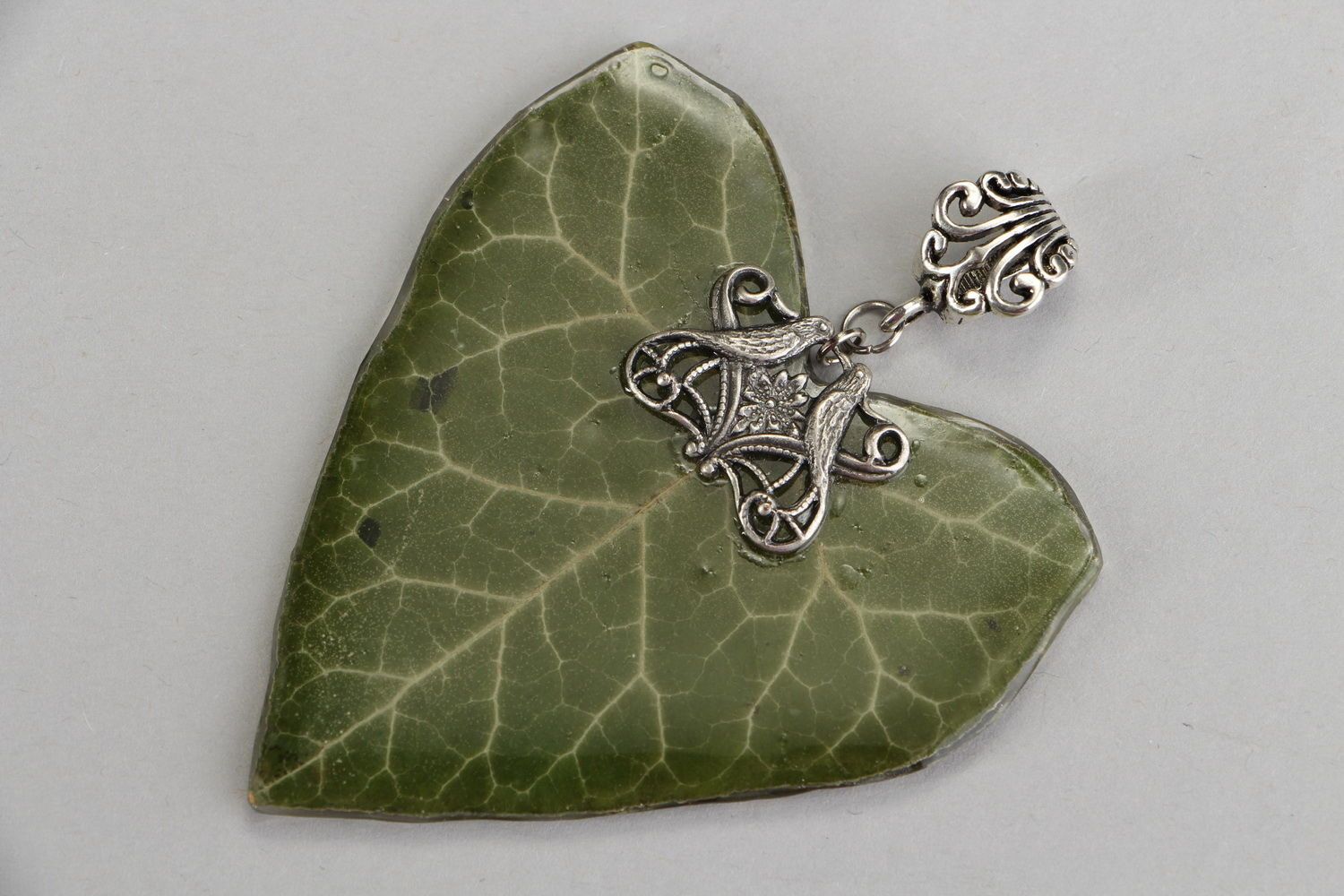 Pendant made of natural ivy leaf photo 1