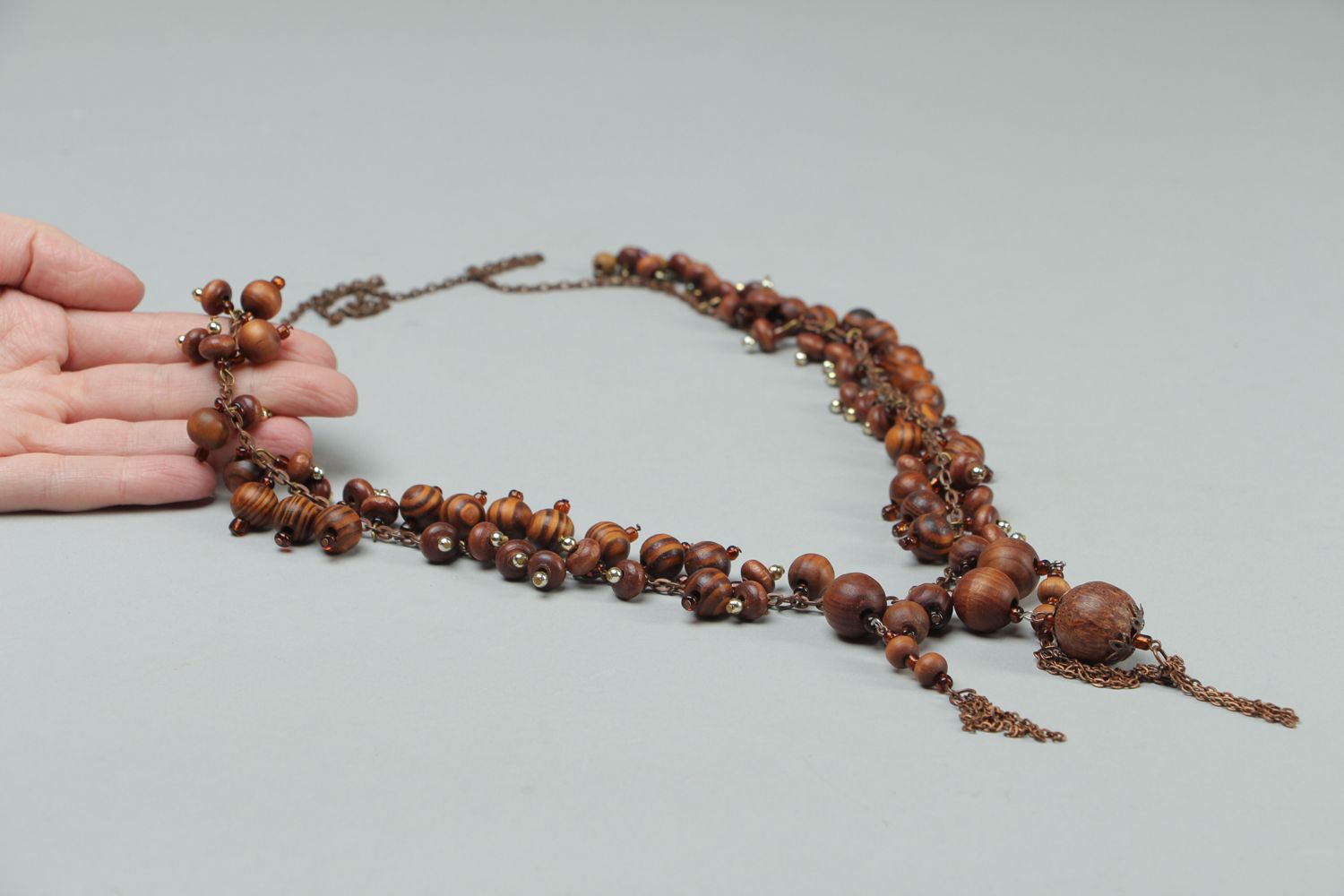 Collier de perles en bois sur chaînette en cuivre photo 4
