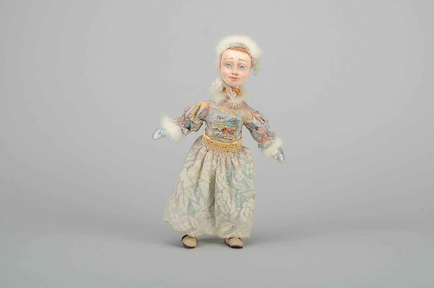 La muñeca de diseñador Doncella de la Nieve en traje blanco foto 1