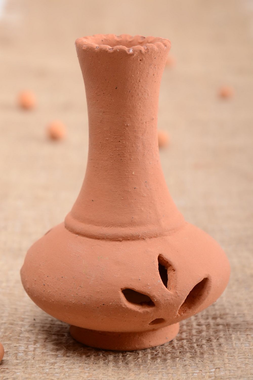 Bougeoir en terre cuite fait main marron ajouré petit en forme de vase photo 1